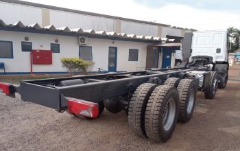 Chassi de caminhão preparado para instalação e reforço estrutural de guindaste veicular, base para operações seguras de içamento.